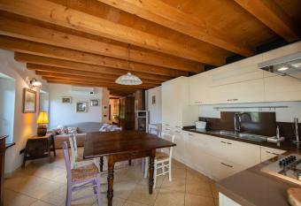 Villa Vitis has rooms with a private hot tub