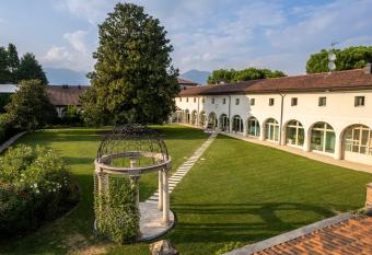 Villa I Pini allows 18 year olds to book a room