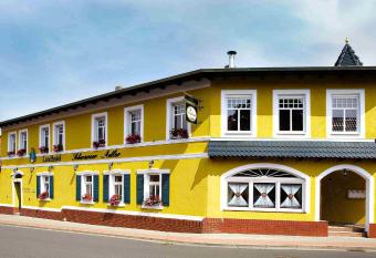 Landhotel Schwarzer Adler allows 18 year olds to book a room