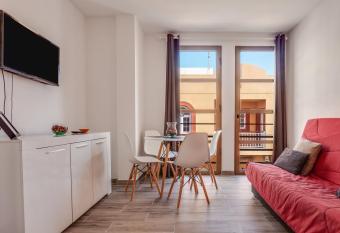 Apartamento Pizarro 1b allows 18 year olds to book a room