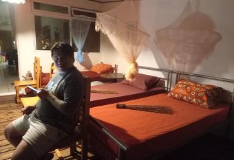 Sweet Mini Dortoir sur notre terrasse couverte pour vos transits entre deux vols by Kohutahia Lodge, 7 min by car to airport and town allows 18 year olds to book a room