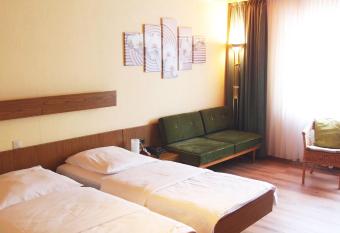 Hotel Am R  merhof allows 18 year olds to book a room