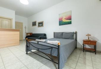 Central Cozy Apartment 3 allows 18 year olds to book a room