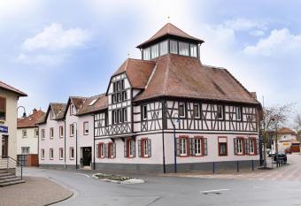 Garni-Hotel Goldenes Lamm allows 18 year olds to book a room