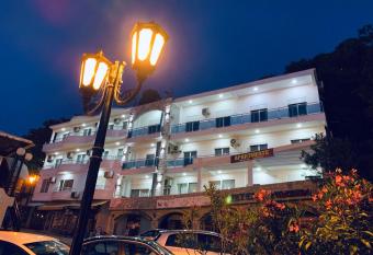 Seafront Apartments has Balcony rooms