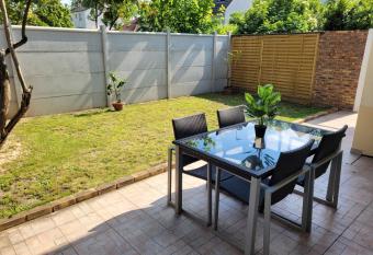 charmant studio de 30 m2 tr  s calme avec sa grande belle terrasse et son jardin PRIVATIF has Balcony rooms