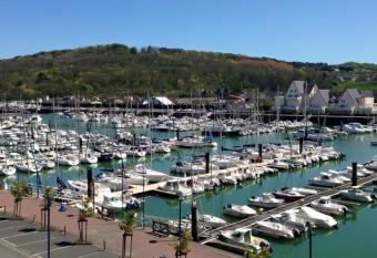 VILLA CATHY DUPLEX PLEIN SUD VUE PORT avec PISCINE INTERIEURE CHAUFF  E has Balcony rooms
