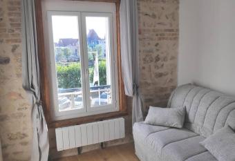 Studio sur le port de Trouville-sur-Mer allows 18 year olds to book a room