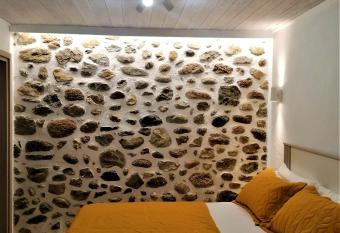 The Little Gem Under The Rocks 2 has Balcony rooms