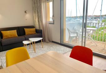 Appartement 1  re ligne VUE PORT avec balcon, piscine allows 18 year olds to book a room