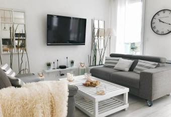 Gare - Les Champs - SDB privative - parking gratuit has Balcony rooms