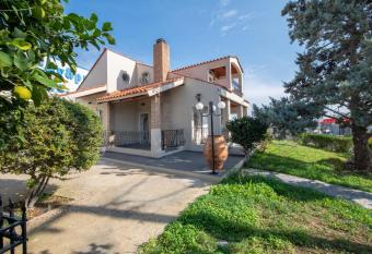 Cozy maisonette close to the city and the beach has Balcony rooms