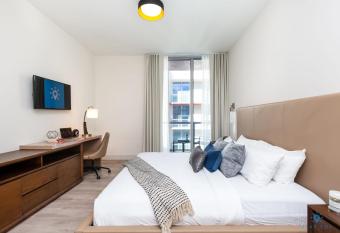 Special Offer Beachfront Condo ROOFTOP POOL has rooms with a private hot tub