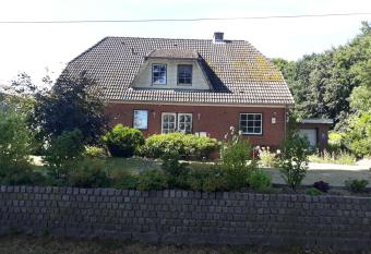 Uns Olendeel allows 18 year olds to book a room