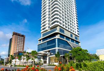 DeLaSea Ha Long Hotel allows 18 year olds to book a room