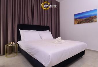 Sun Center Eilat allows 18 year olds to book a room