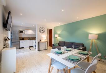 Meubl   2   toiles, WIFI,    2 pas des plages allows 18 year olds to book a room