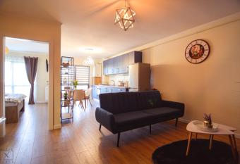 Blue Lagoon-Cozy-Good Vibes has Balcony rooms