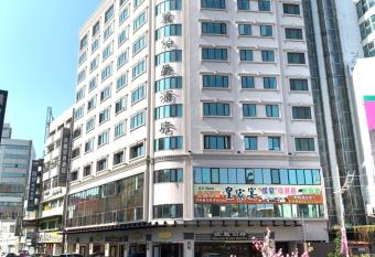 Grand Earl Hotel allows 18 year olds to book a room