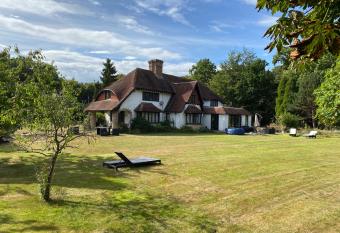 Chichester Retreat with Large Private Mature Garden has Balcony rooms