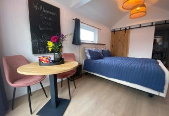 Style Gardenhouse near AMSTERDAM, HAARLEM, ZANDVOORT allows 18 year olds to book a room