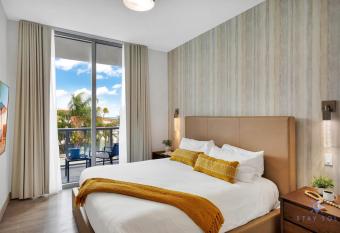 Beachfront Condo-ROOFTO POOL- 2 BR 2 BR has rooms with a private hot tub