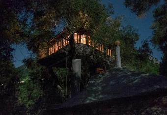 Margaritis s Treehouse has Balcony rooms