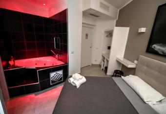 Living Salerno B&b has rooms with a private hot tub