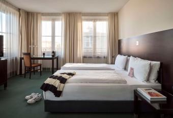 Flemings Hotel M  nchen-City allows 18 year olds to book a room