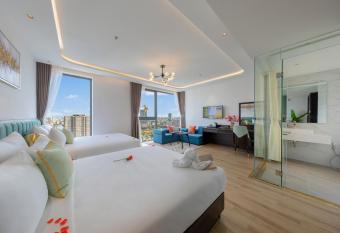 Cordial Grand Hotel and Apartment has rooms with a private hot tub