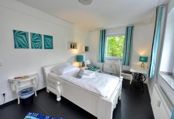 Hostel am Niederfeldsee allows 18 year olds to book a room