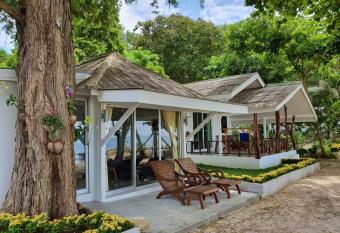 Blue Bay Bungalow has Balcony rooms