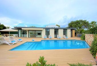 Villa LUCIA del MAR allows 18 year olds to book a room