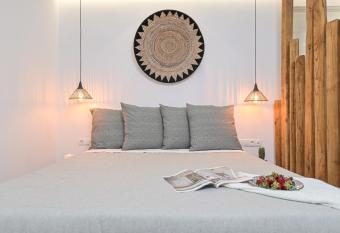 Naxos Finest Hotel & Villas has rooms with a private hot tub