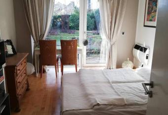 Rob  s Place allows 18 year olds to book a room