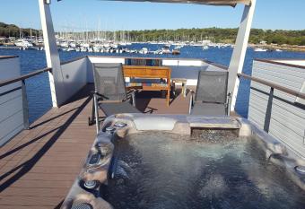 Floating house Sunflower has rooms with a private hot tub