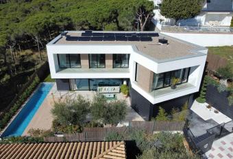 SPA LUXURY VILLA ***** has rooms with a private hot tub