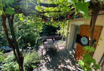 Maison les pieds dans l eau allows 18 year olds to book a room