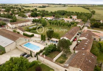 Domaine Les Granges has Balcony rooms