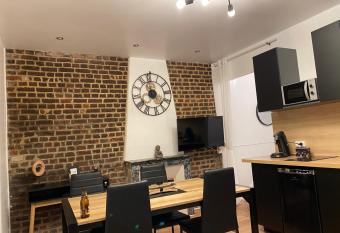 jolie logement proche de la mer has Balcony rooms