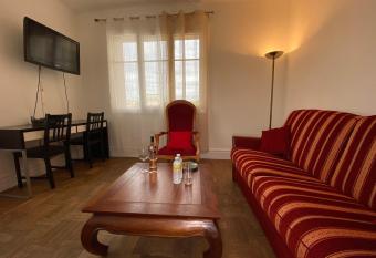 Le Rockefeller has Balcony rooms