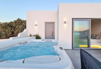 Seanfinity Beachfront Suites has rooms with a private hot tub