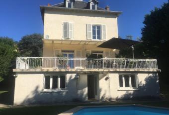 Les studios de l Horloge allows 18 year olds to book a room