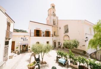 La Piazzetta Boutique Apartments has Balcony rooms