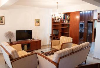 Luxury Apartment, near Pinikoudes beach allows 18 year olds to book a room