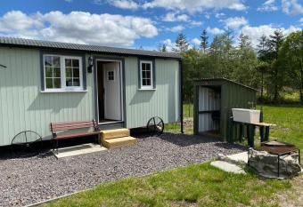 Wee Highland Hideaway Hut has Balcony rooms