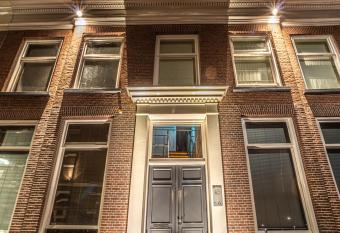 Bij Isa & Max allows 18 year olds to book a room