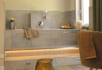 Hotel 2tHEIMAT has rooms with a private hot tub