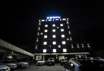 Yongin Avenue Hotel allows 18 year olds to book a room