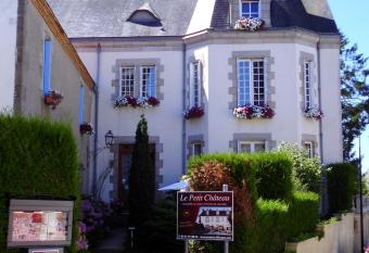 Le Petit Ch  teau TIFFAUGES allows 18 year olds to book a room